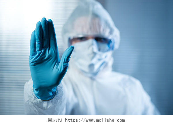 科学家手举在危险品防护服中停止概念医生的手医生手势